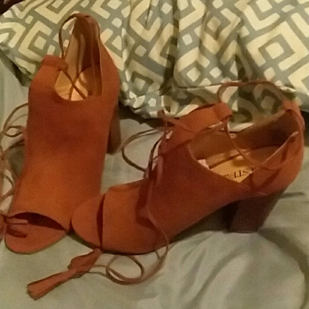 JUSTFAB PEEP TOE LACE UP SANDALS, NEW CONDITION